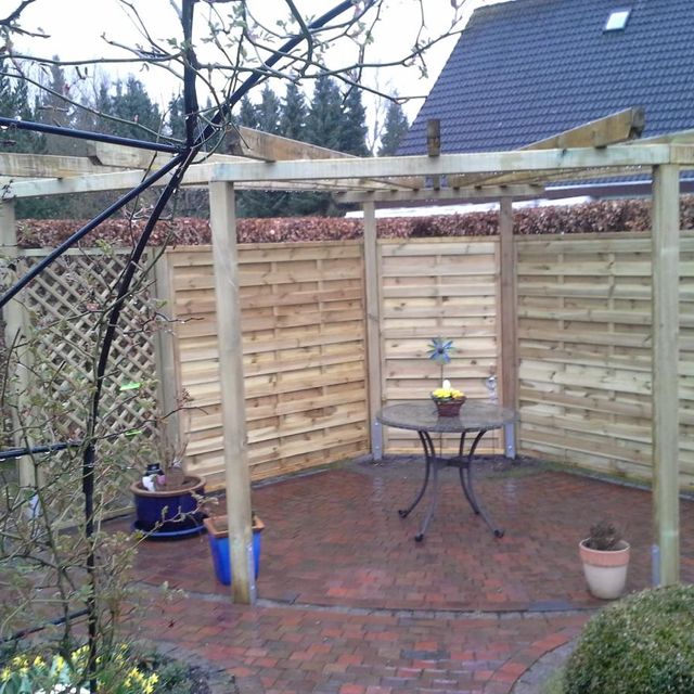 Garten mit Gartentor aus Holz