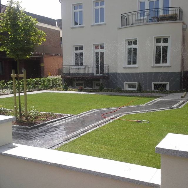 Haus mit grünem Garten